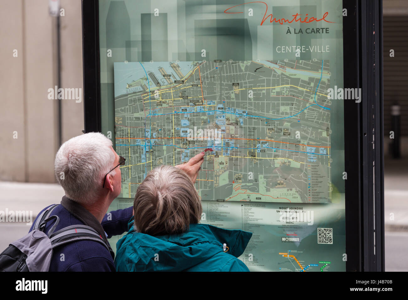 Montreal, CA - 11 Maggio 2017: giovane guardando la mappa di Montreal insieme Foto Stock