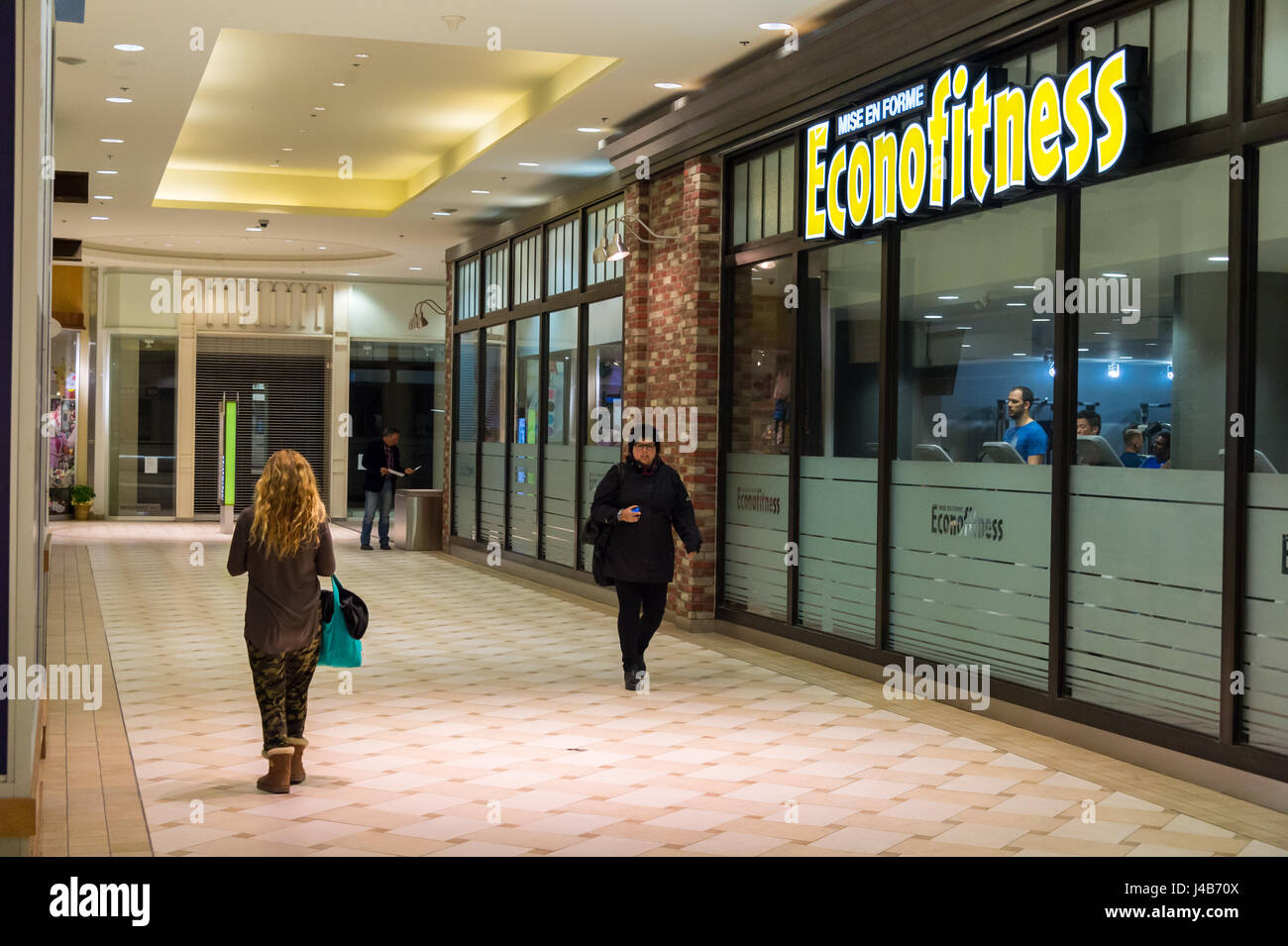 Basso costo di palestra Econofitness Passeggiate Cathedrale a Montreal Foto Stock