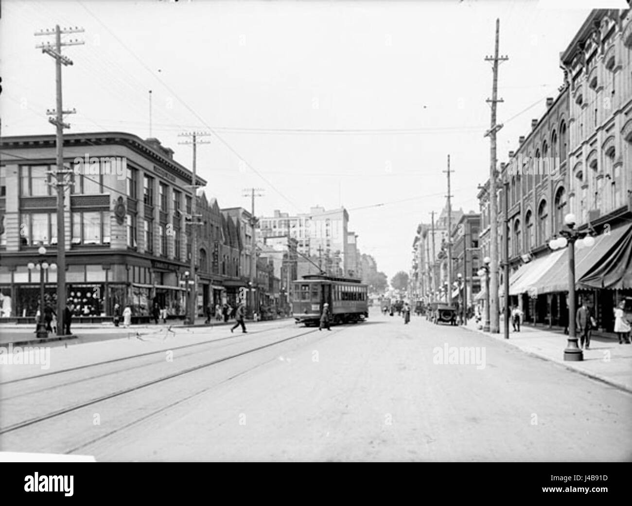 Rideau Street a Ottawa, Canada, è una delle strade principali dell'area del centro, che collega i principali punti di riferimento e funge da centro commerciale centrale. È conosciuta per i suoi edifici storici, i quartieri dello shopping e il significato culturale della città. Foto Stock