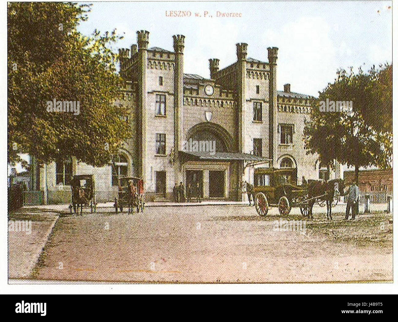 La vecchia stazione ferroviaria di Leszno, in Polonia, faceva parte della rete PKP (ferrovie statali polacche). Serviva come centro di trasporto prima di essere sostituito da servizi moderni. Foto Stock