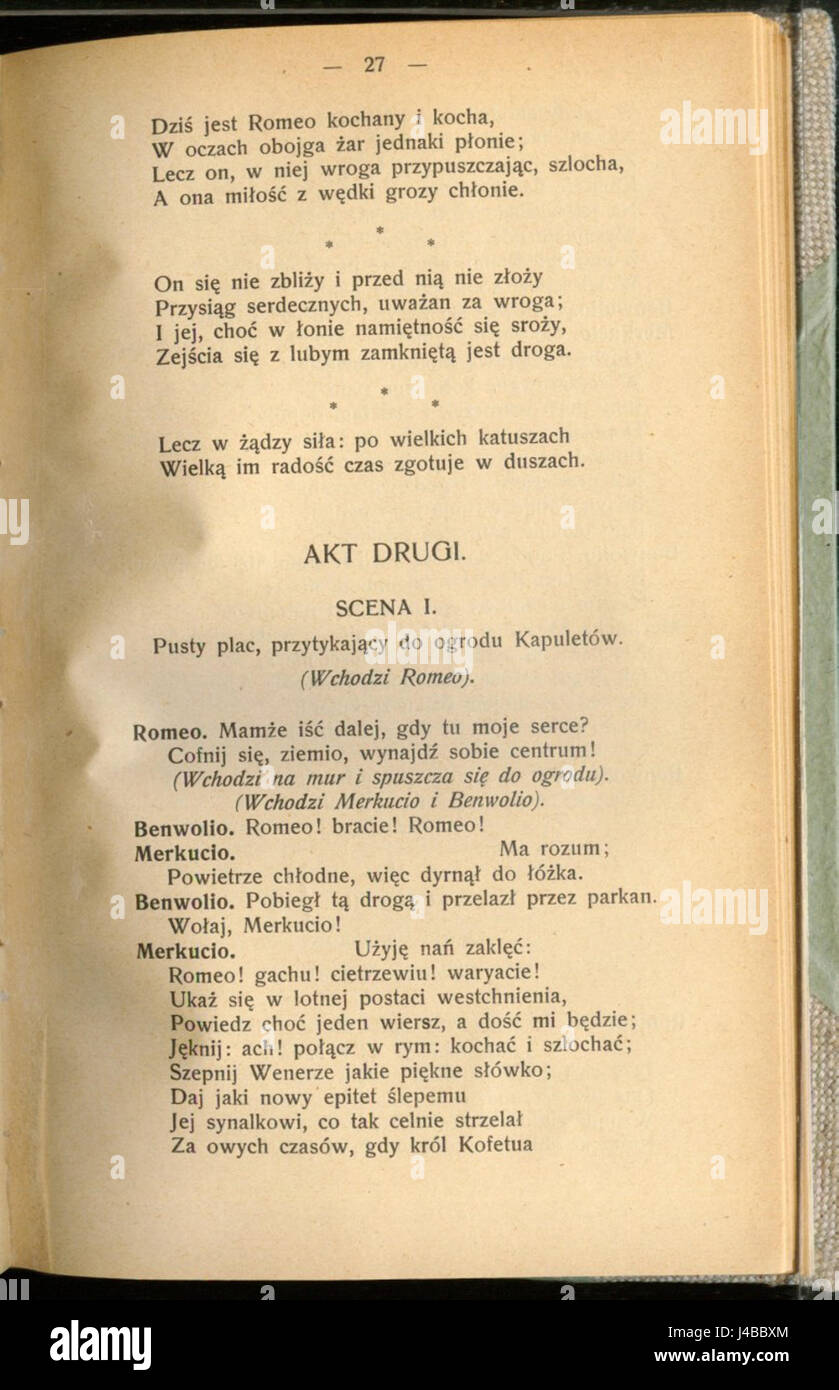 Un riferimento alla commedia classica di Shakespeare "Romeo e Giulietta", tradotta in una lingua diversa. Il gioco ruota intorno a due giovani amanti il cui tragico destino si svolge sullo sfondo di famiglie in lotta. Foto Stock