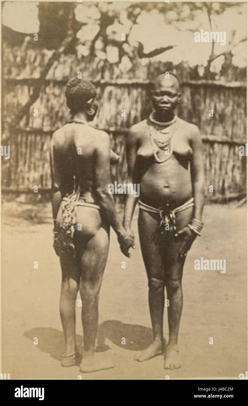 Il lavoro di Richard Buchta con due donne Avokaya presenta un ritratto del popolo Avokaya, un gruppo etnico dell'Africa centrale. L'immagine cattura l'abito culturale e tradizionale, offrendo approfondimenti sullo stile di vita e le pratiche della comunità. Foto Stock