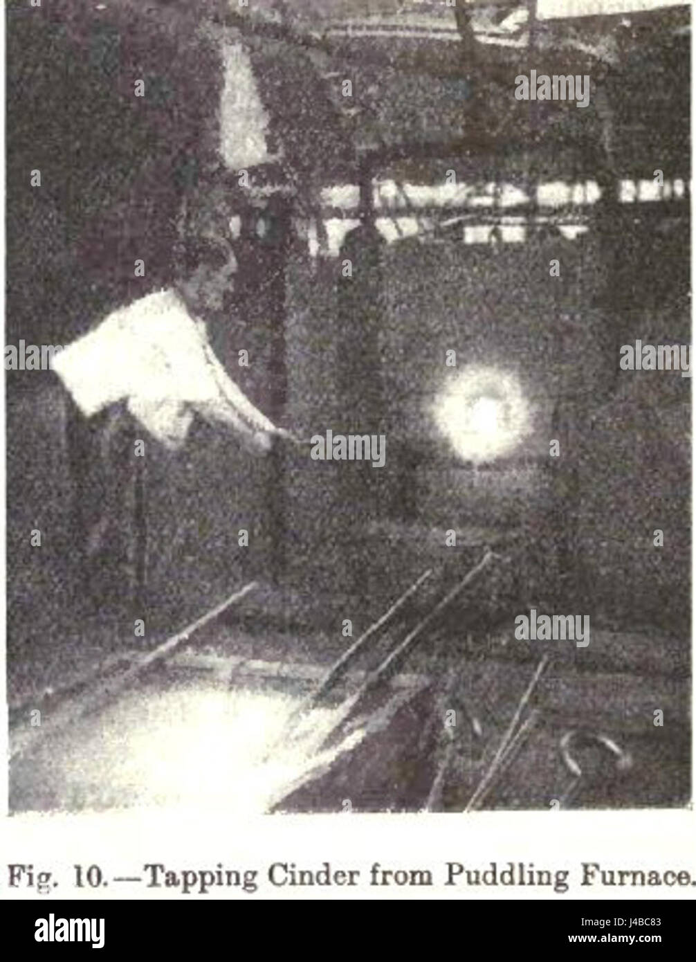 La maschiatura con ceneri si riferisce al processo di estrazione del materiale fuso da un forno di pompaggio durante la raffinazione del ferro. È una parte fondamentale delle prime tecniche industriali di lavorazione dei metalli utilizzate per produrre ferro di alta qualità. Foto Stock