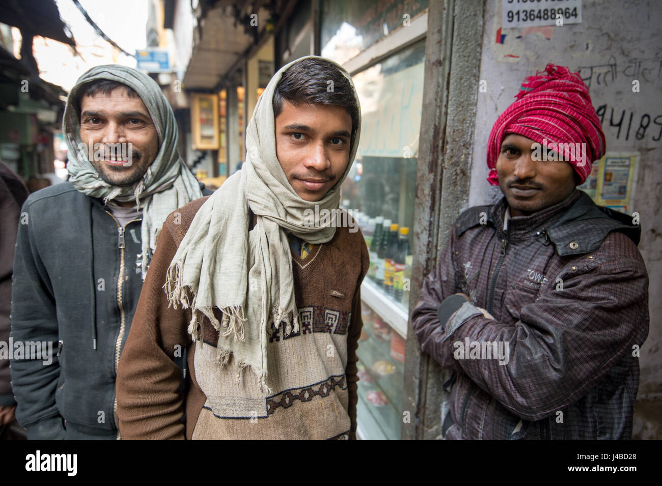 Gli uomini in piedi in strada posano per una fotografia in New Delhi, India. Foto Stock