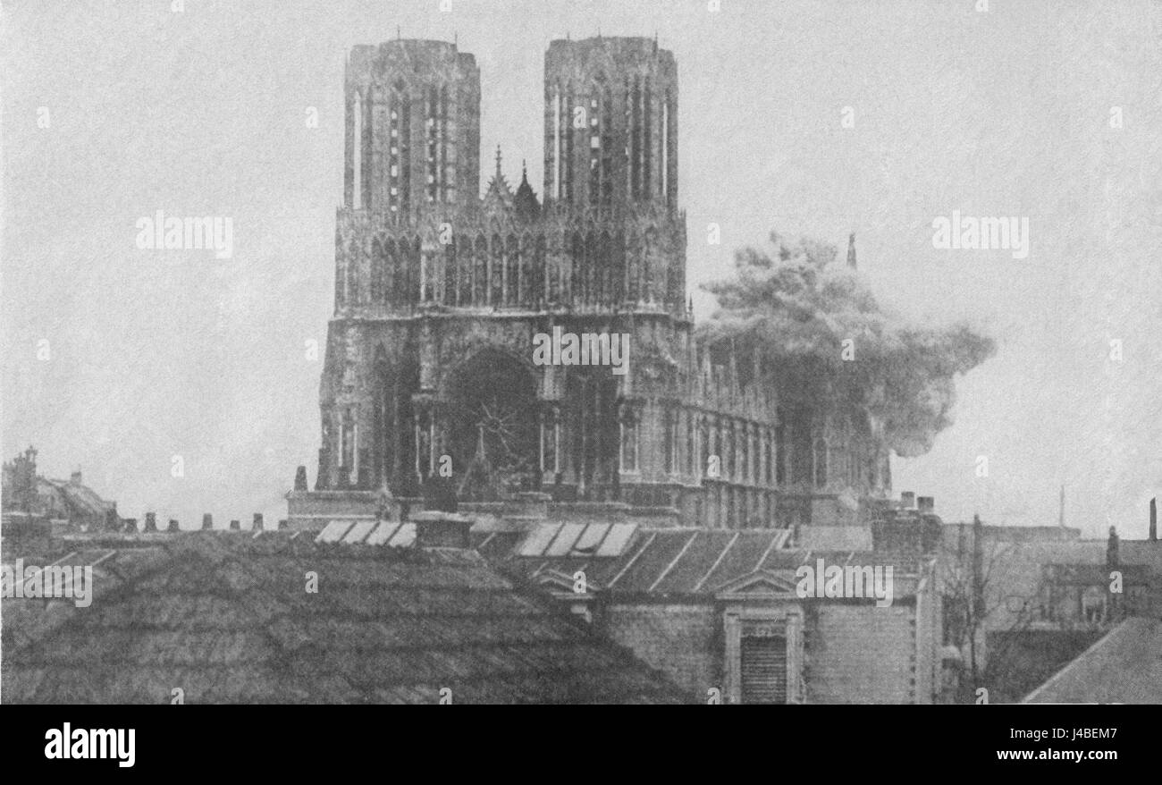 L'attacco alla Cattedrale di Reims si riferisce a un evento o a un attacco storico relativo alla Cattedrale di Reims in Francia. La cattedrale, nota per la sua architettura gotica, ha giocato un ruolo significativo nella storia francese. Foto Stock