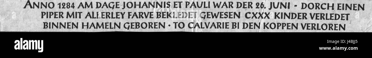Il Rattenfaengerinschrift è un'iscrizione nella città tedesca di Hamelin, che si ritiene sia legata alla famosa leggenda del Pifferaio. Si tratta di un riferimento storico, che potrebbe indicare un evento reale o una leggenda legata alla storia della città. L'iscrizione appare su un muro di pietra ed è stata oggetto di discussione storica e culturale. Foto Stock