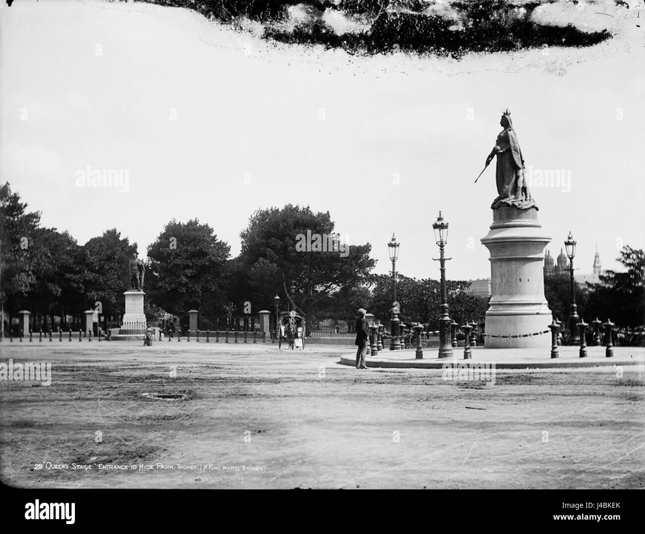 La statua della Regina all'ingresso di Hyde Park a Sydney è un monumento storico. La statua fa parte della collezione del Powerhouse Museum, che conserva il significato culturale e storico della città. Foto Stock