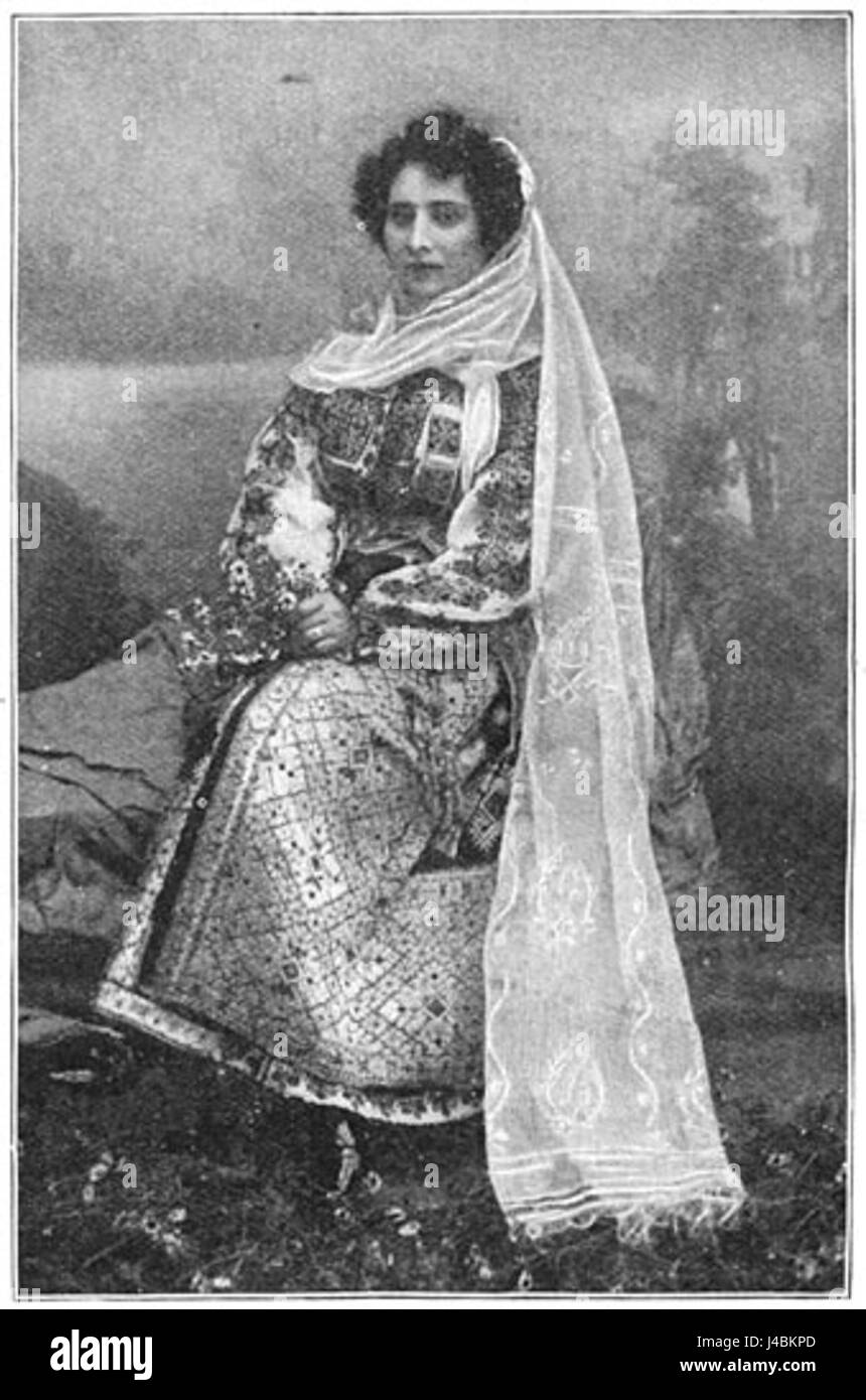 Questo titolo si traduce in "abbigliamento di gala rumeno", riferendosi all'abbigliamento tradizionale rumeno indossato per occasioni formali o cerimoniali. L'abbigliamento è noto per il suo design elaborato e il suo significato culturale. Foto Stock