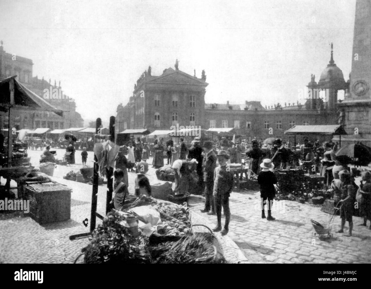 Questa immagine mostra l'Alter Markt a Potsdam, Germania, intorno al 1900, che mostra la piazza storica e le sue caratteristiche architettoniche durante quel periodo. Foto Stock