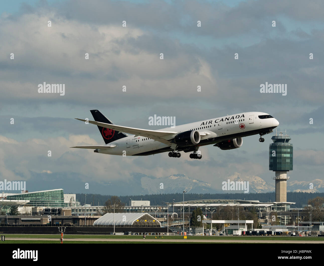 Air Canada aereo aereo Boeing 787 Dreamliner dipinto nuova livrea (2017) prendere il decollo dall'Aeroporto Internazionale di Vancouver Foto Stock