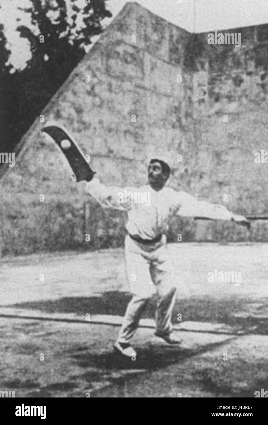 Pelota è un gioco di palla tradizionale, che probabilmente fa riferimento a una rappresentazione storica o a un evento culturale dell'anno 1900, popolare in regioni come la Spagna e i Paesi Baschi. Foto Stock