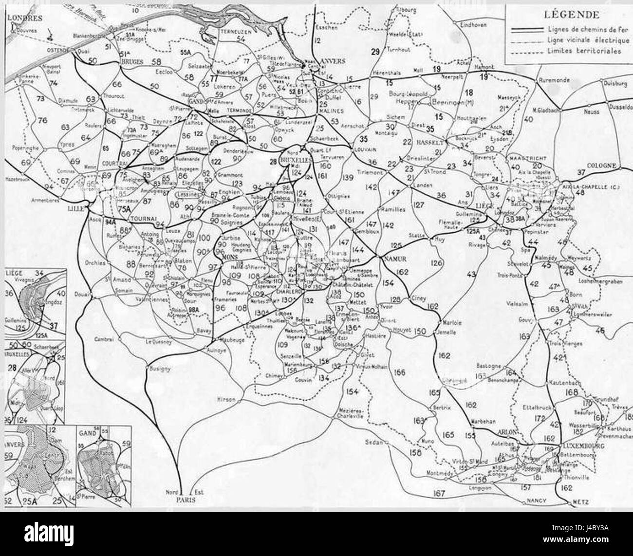Questa immagine presenta una visione storica del sistema ferroviario belga nel 1932, che mostra le infrastrutture, i treni e le stazioni del periodo, riflettendo la crescita industriale e la modernizzazione della rete di trasporto belga all'inizio del XX secolo. Foto Stock