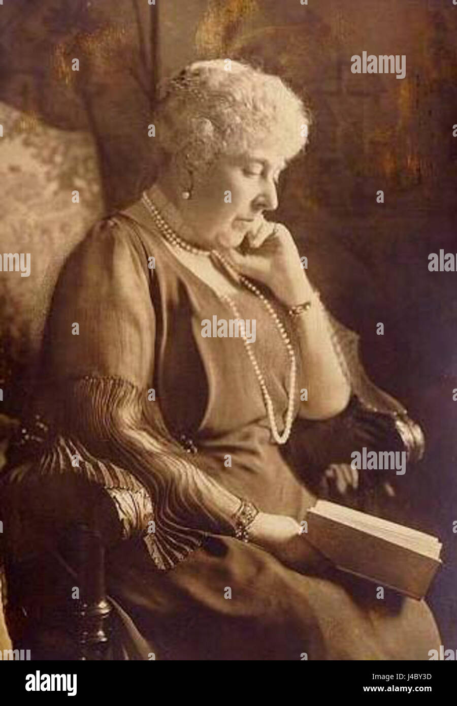 La principessa Beatrice è vista leggere, una rappresentazione che può riflettere i suoi interessi personali o apparizioni pubbliche in cui si impegna con la letteratura o con le sue attività intellettuali. L'immagine mostra la sua concentrazione e il suo comportamento durante questi momenti. Foto Stock