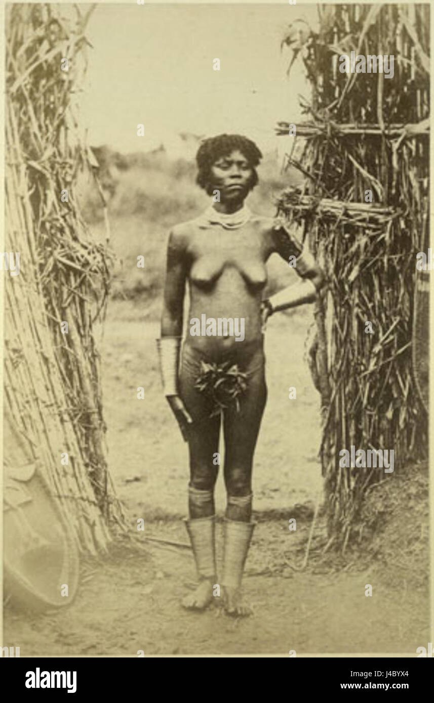 Questo ritratto di Richard Buchta cattura una donna Zande, un membro di un gruppo etnico originario dell'Africa centrale. L'opera fa parte di una serie che esplora la vita quotidiana, la cultura e l'abbigliamento tradizionale delle comunità africane, mettendo in evidenza il ricco patrimonio culturale del popolo Zande. Foto Stock