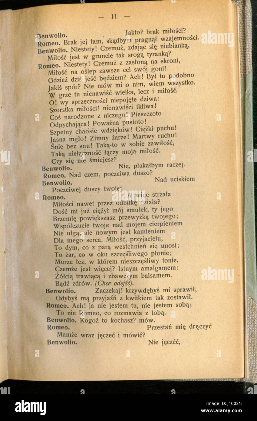 Questa edizione di "Romeo e Giulietta" di William Shakespeare presenta la tragedia senza tempo di due amanti attraversati da stelle. La faida delle loro famiglie porta a una fine tragica, mettendo in evidenza temi di amore, conflitto e destino. Foto Stock