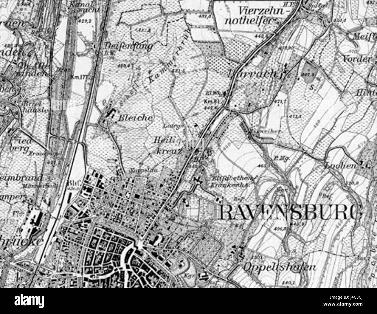 Questa immagine mostra una sezione di Ravensburg, Germania, nel 1908, evidenziando la sua struttura urbana e gli elementi storici. La vista offre uno sguardo sulla vita della città durante i primi anni del XX secolo. Foto Stock