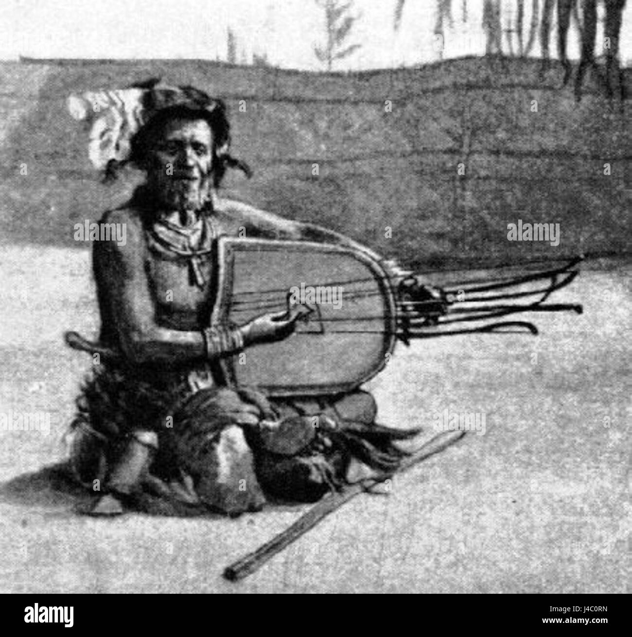 Il pluriarco, uno strumento tradizionale a corde della regione del Congo, è stato documentato dai ricercatori Torday e Joyce nei loro studi etnografici del 1922. Foto Stock