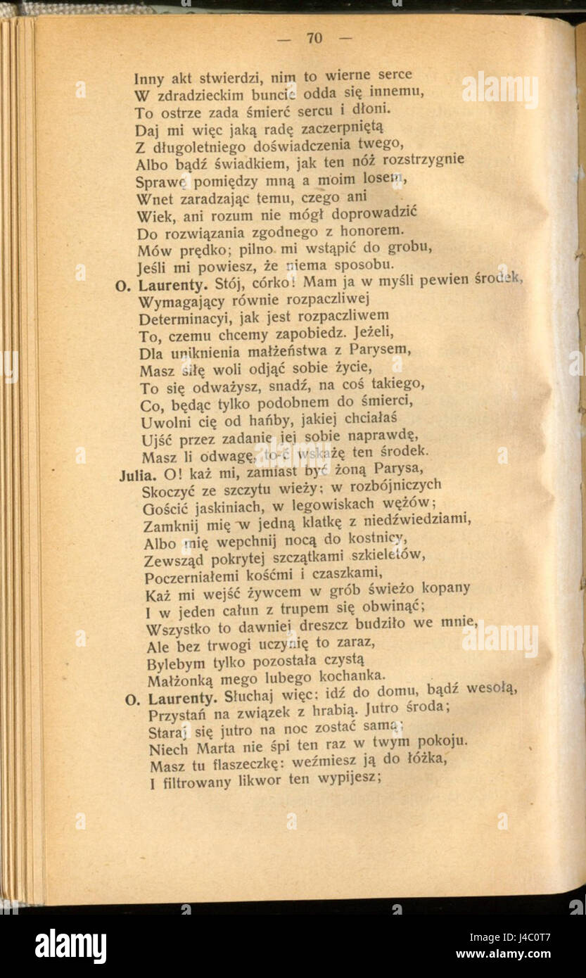 Romeo e Giulietta è un dramma drammatico scritto da William Shakespeare. Racconta la storia di due giovani amanti le cui famiglie sono coinvolte in un'amara faida. Il loro amore alla fine porta a una serie di eventi tragici, evidenziando temi di destino, amore e conflitto. Foto Stock
