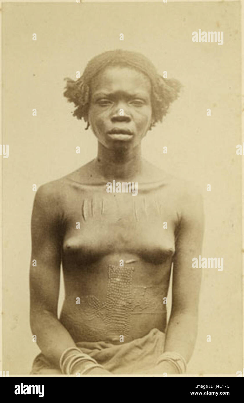 La fotografia di Richard Buchtaâ cattura una donna del gruppo etnico Zande, concentrandosi sull'abbigliamento e le tradizioni culturali. Questo ritratto riflette la bellezza e l'eredità del popolo Zande. Foto Stock