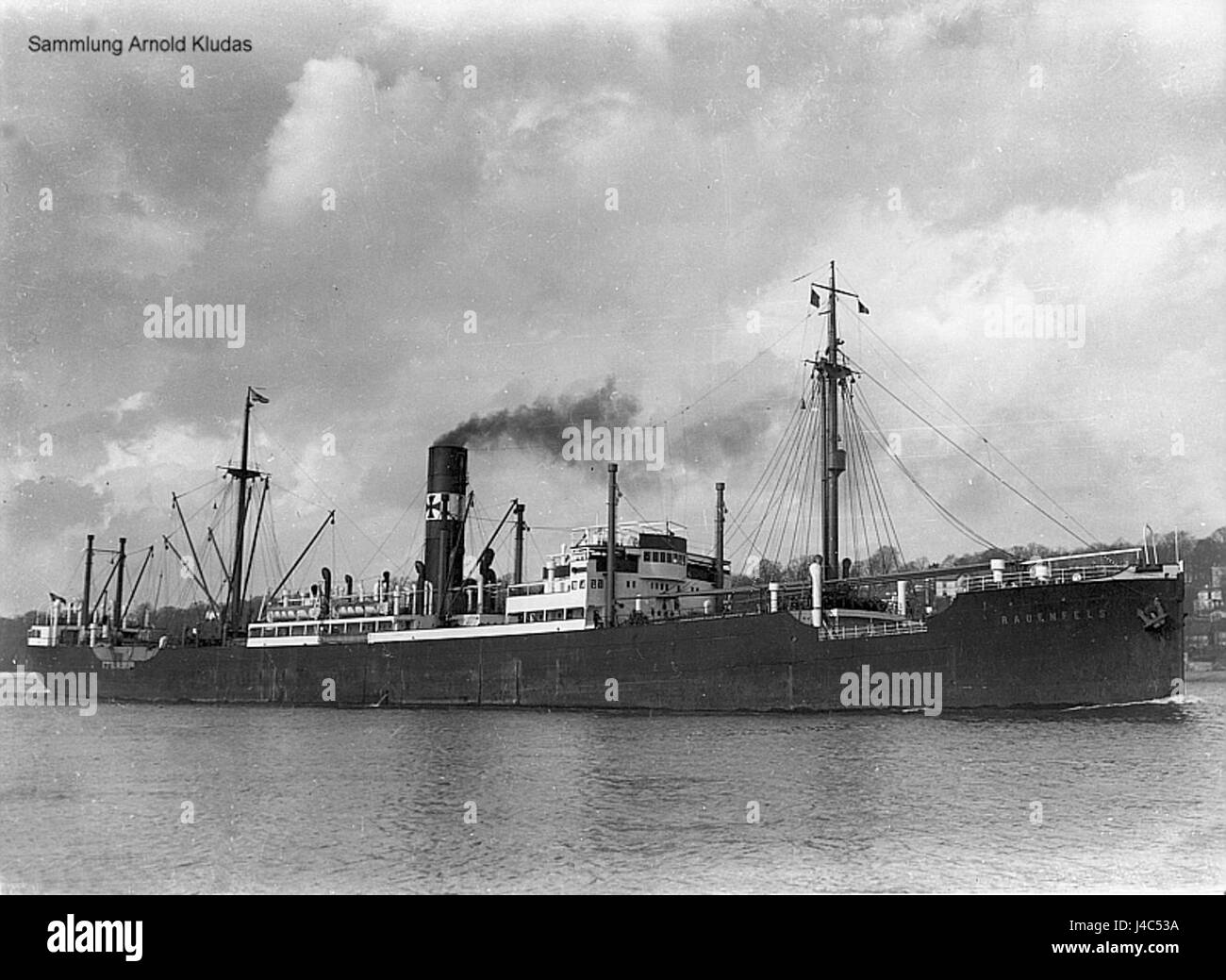 Rauenfels 1928 si riferisce alla storica nave chiamata Rauenfels, varata nel 1928. Si tratta di una nave tedesca che ha servito come nave mercantile durante i suoi anni operativi. Foto Stock