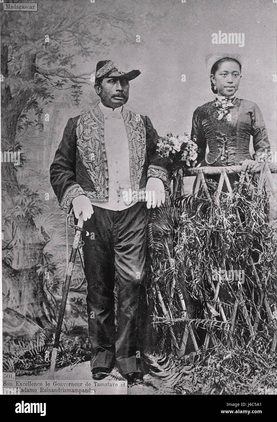 Rainandriamampandry, probabilmente un malgascio, e sua moglie sono catturati in una fotografia o un'opera d'arte del 1890-1910. Questa immagine storica può riflettere gli aspetti culturali e sociali della vita in Madagascar durante la fine del XIX secolo e l'inizio del XX secolo. L'immagine fornisce informazioni sul patrimonio malgascio, sull'abbigliamento e sulla società locale durante quell'epoca. Foto Stock