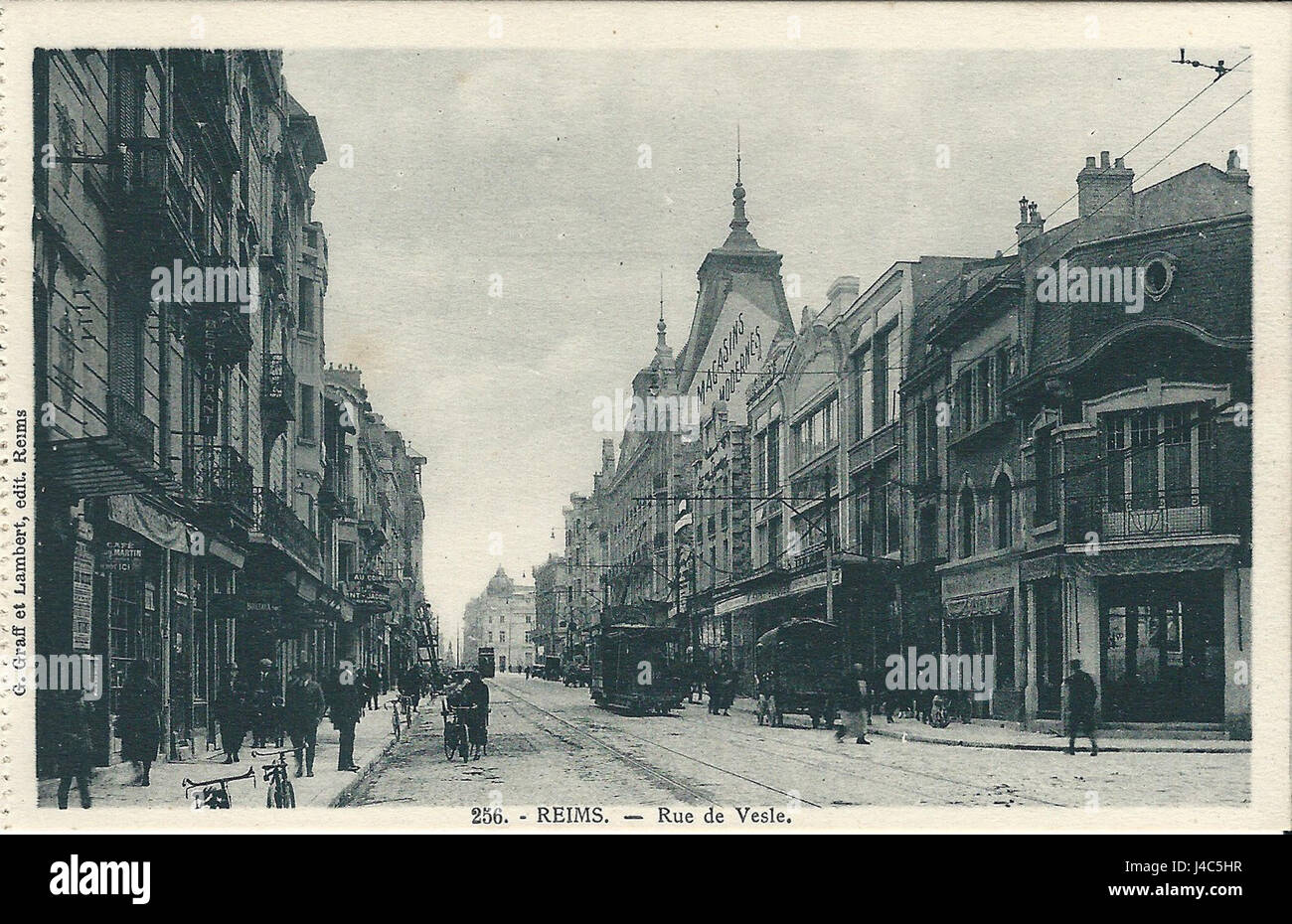 La *51 Rue de Vesle* a Reims, Francia, è un luogo che è stato sottoposto a ricostruzione. La strada e i suoi edifici fanno parte del patrimonio storico e architettonico di Reims, che mette in mostra gli sforzi di restauro. Reims è nota per la sua ricca storia e il suo significato culturale, in particolare per il suo ruolo nella regione dello Champagne. Foto Stock