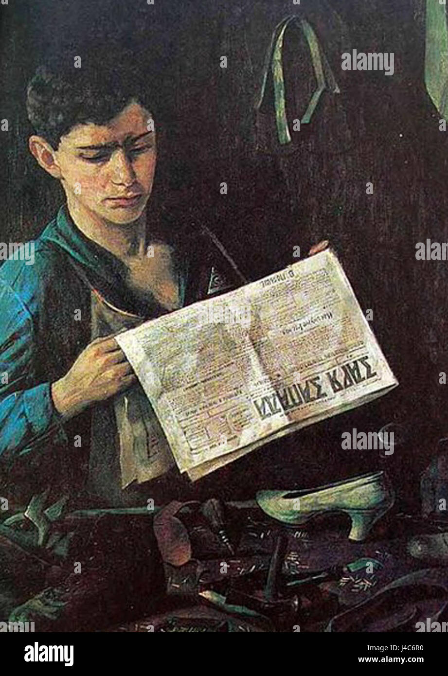 Questa immagine mostra una persona che legge un giornale con una penna in mano. L'attività riflette l'atto di interagire con i supporti di stampa, eventualmente per ricerche, appunti o revisioni. Cattura un momento di concentrazione e interazione con informazioni scritte. Foto Stock