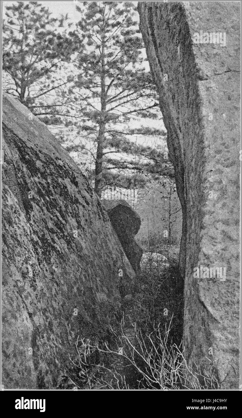 Il Boulder of Buzzard Bay Mass si riferisce a una caratteristica geologica o storica di Buzzard Bay, Massachusetts. Potrebbe essere una notevole formazione rocciosa o un sito di interesse nella regione, potenzialmente collegato a studi di storia locale o ambientali. Foto Stock
