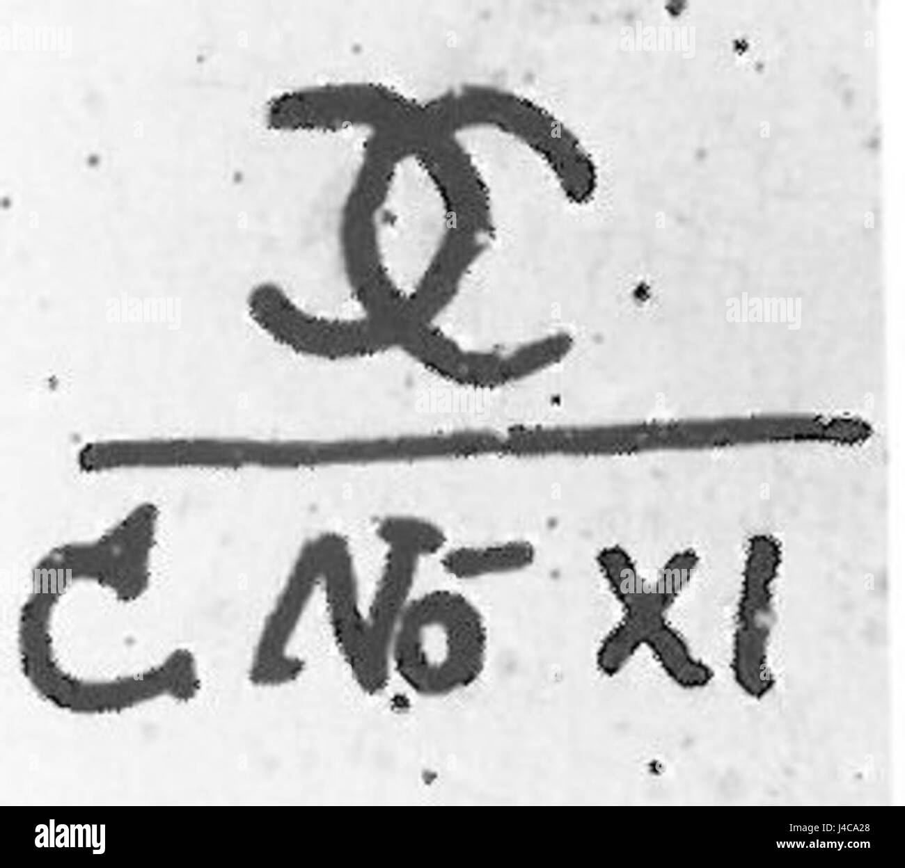 Il "Porzellanmarke Chely 210" si riferisce a uno specifico marchio di porcellana del marchio Chely, che è probabilmente associato a un particolare produttore di porcellane. Si tratta di un oggetto prezioso per collezionisti e appassionati di manufatti in porcellana. Foto Stock