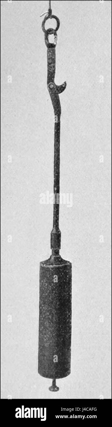 L'immagine raffigura un cilindro sonoro recuperato dal fondo di un corpo d'acqua. I cilindri sonori vengono utilizzati in oceanografia per misurare la profondità e raccogliere dati sulle caratteristiche dell'acqua. Questo particolare reperimento mette in evidenza il processo di ricerca scientifica negli ambienti marini. Foto Stock