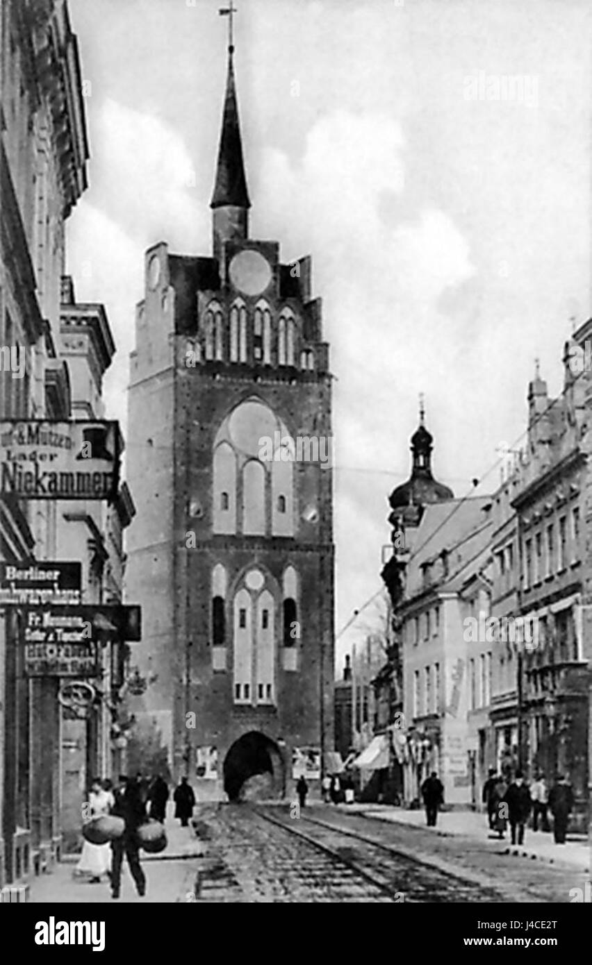 Kroepeliner Tor è una porta storica a Rostock, Germania, risalente al medioevo. L'immagine, datata 1907, cattura il significato architettonico e culturale di questo monumento, che un tempo serviva come ingresso alla città. Foto Stock