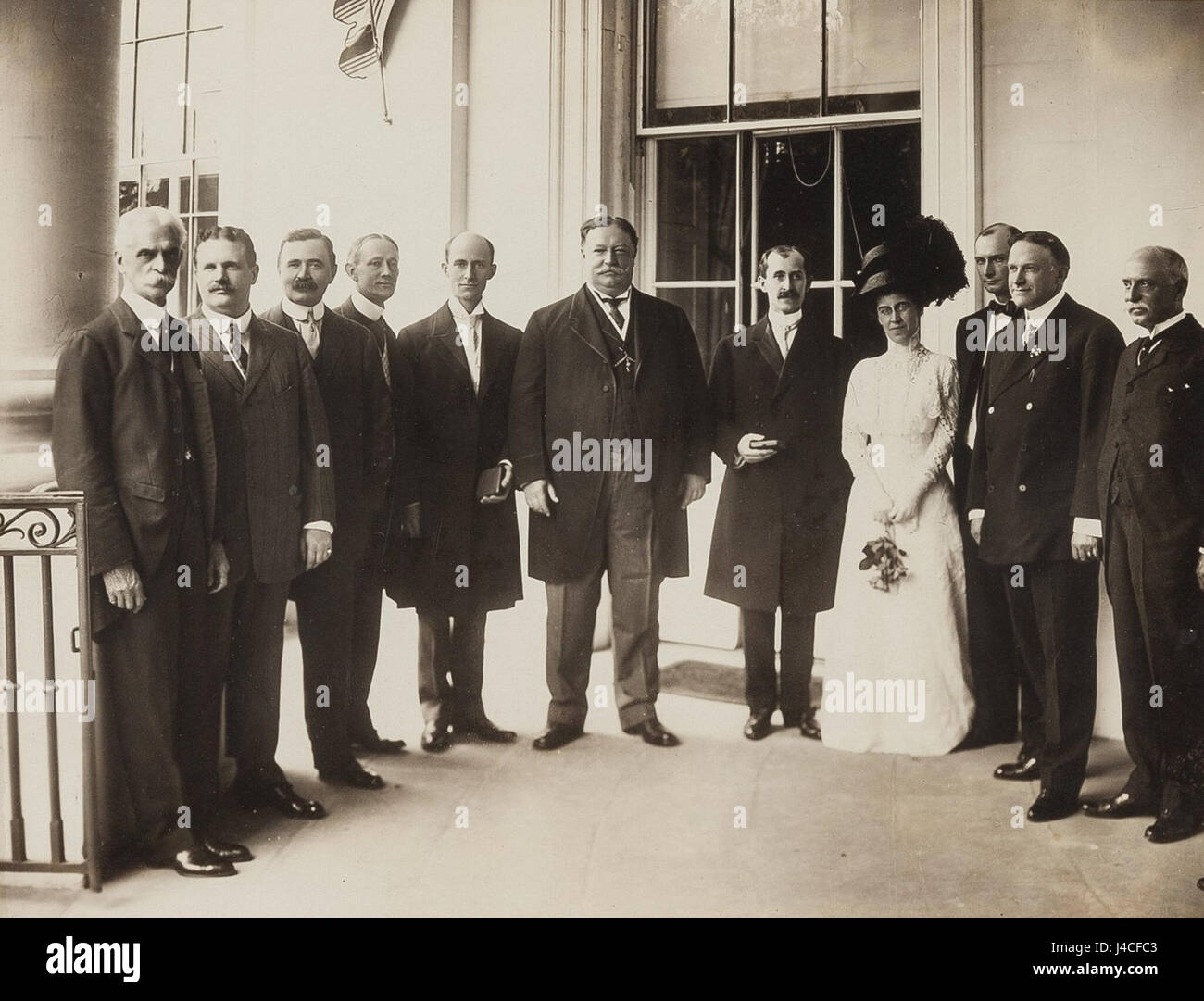 Una fotografia storica del 1909 che mostra il presidente William H. Taft con i fratelli Wright, pionieri dell'aviazione. L'immagine cattura il significato dei successi dei fratelli Wright nella storia dei primi voli. Foto Stock