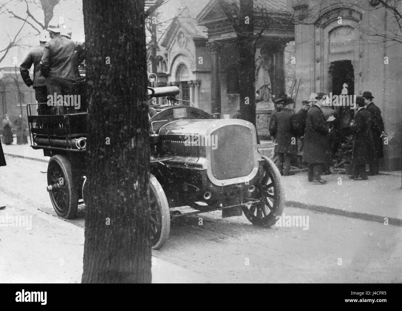 Polizia a Mme. Lanthelme della tomba 1911 Foto Stock