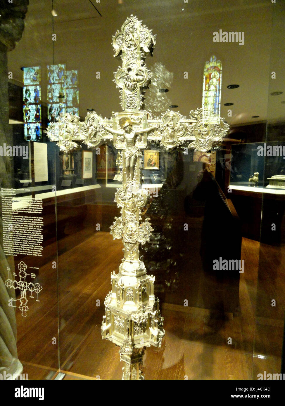 Questa croce processionale dell'inizio del XVI secolo proveniente dall'Andalusia, esposta al Museo d'Arte Nelson Atkins, è un significativo manufatto religioso che rappresenta l'arte cristiana in Spagna. Foto Stock