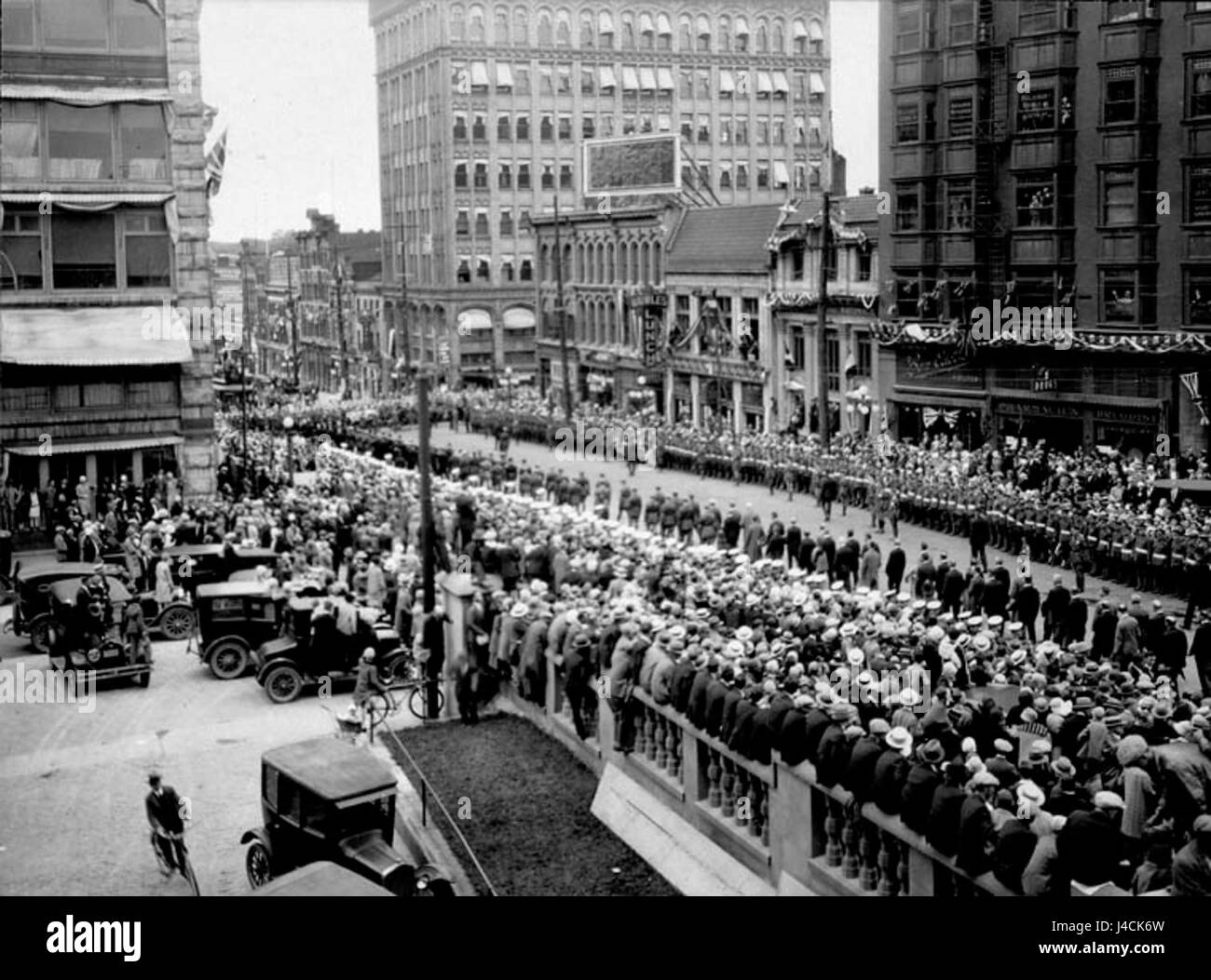 Rideau Street a Ottawa, Canada, presenta l'affollata area del centro cittadino con notevoli architetture e negozi, che riflettono il carattere urbano di cityâ in un contesto moderno. Foto Stock