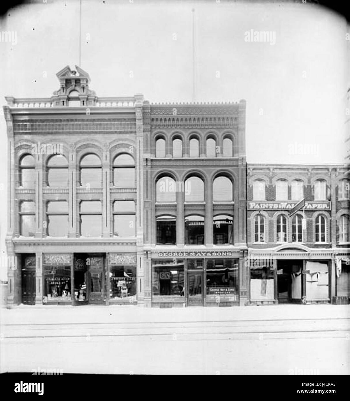 Questa immagine mostra Rideau Street, un'importante strada di Ottawa, Canada, conosciuta per la sua miscela di architettura storica e moderna. Si tratta di una parte importante del layout urbano del cityâ. Foto Stock