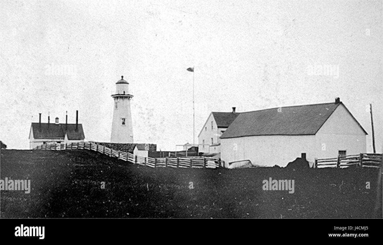 Il Phare Cap Madeleine, costruito nel 1905, è un faro storico situato in Canada. Il suo scopo era quello di guidare le navi in sicurezza attraverso le acque pericolose lungo la costa, servendo come aiuto essenziale per la navigazione. Foto Stock