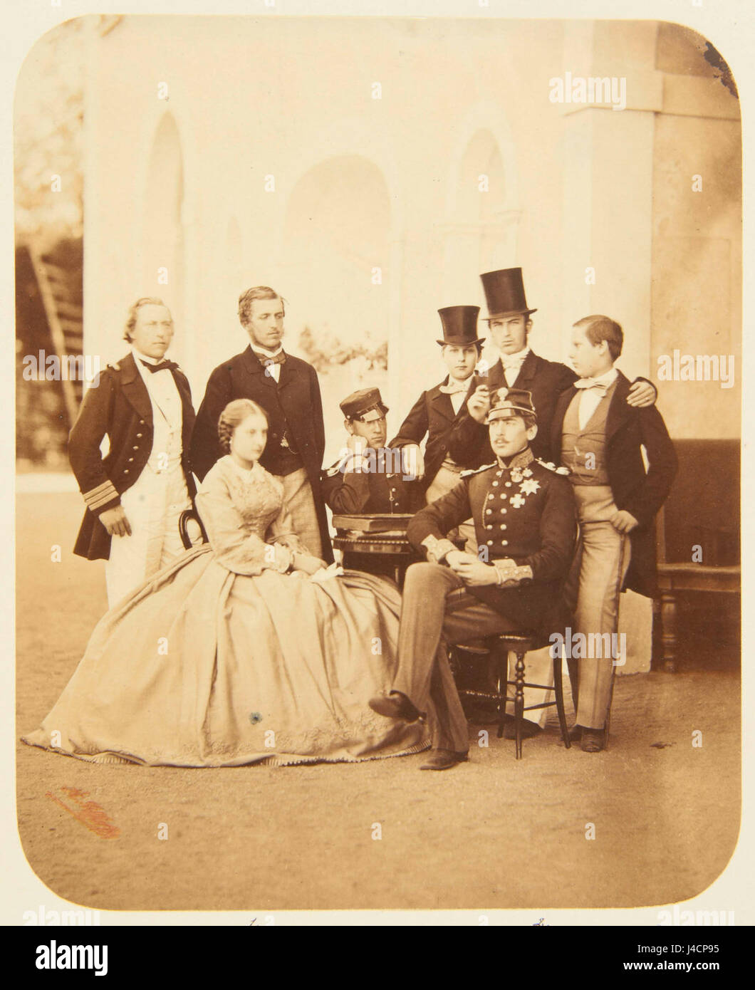 Pietro V del Portogallo e la sua famiglia, un ritratto reale del XIX secolo che riflette il ruolo della monarchia nella storia portoghese durante il periodo. Foto Stock