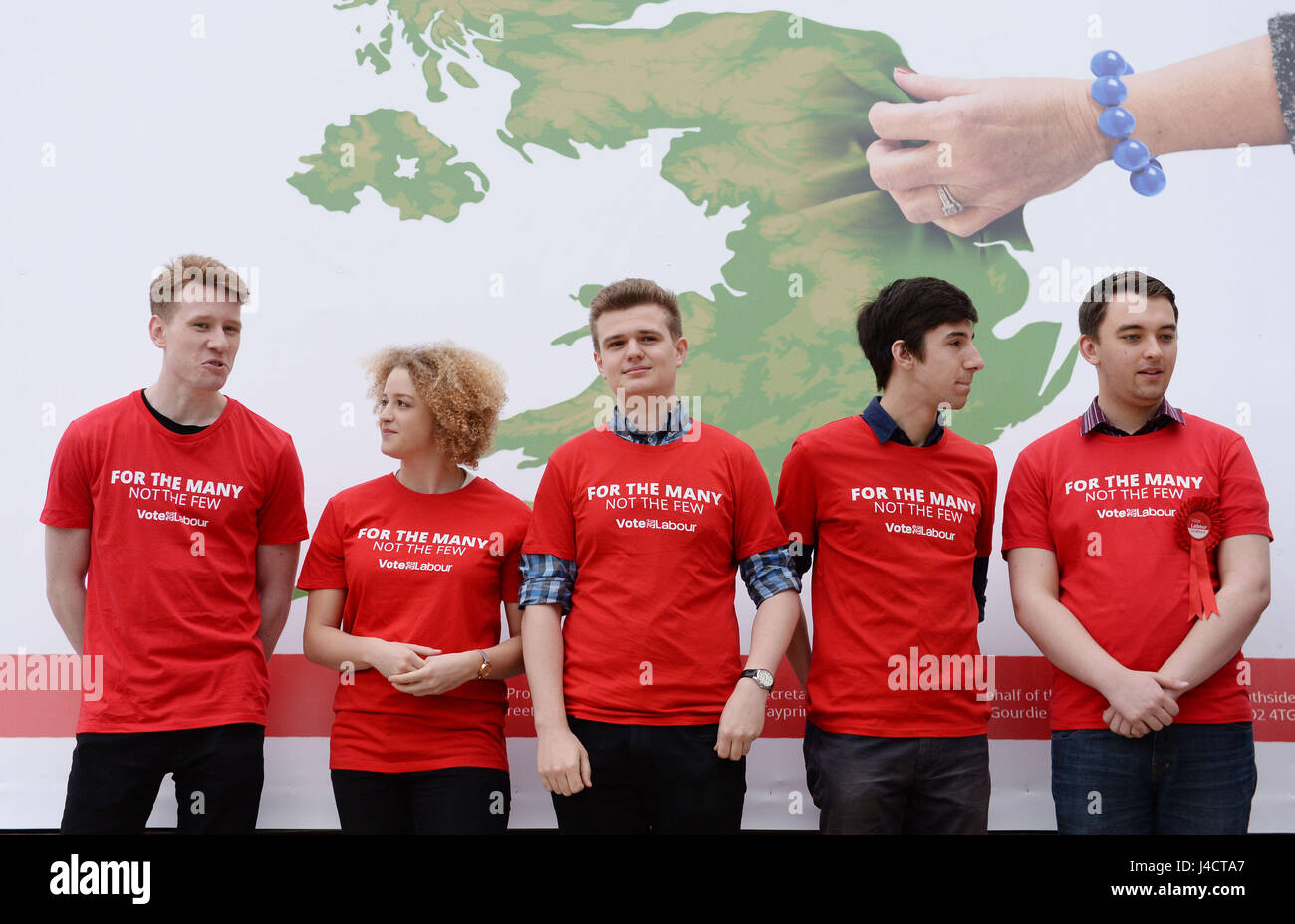 I sostenitori del lavoro a rivelare di un nuovo poster per il partito della campagna elettorale di Londra. Foto Stock