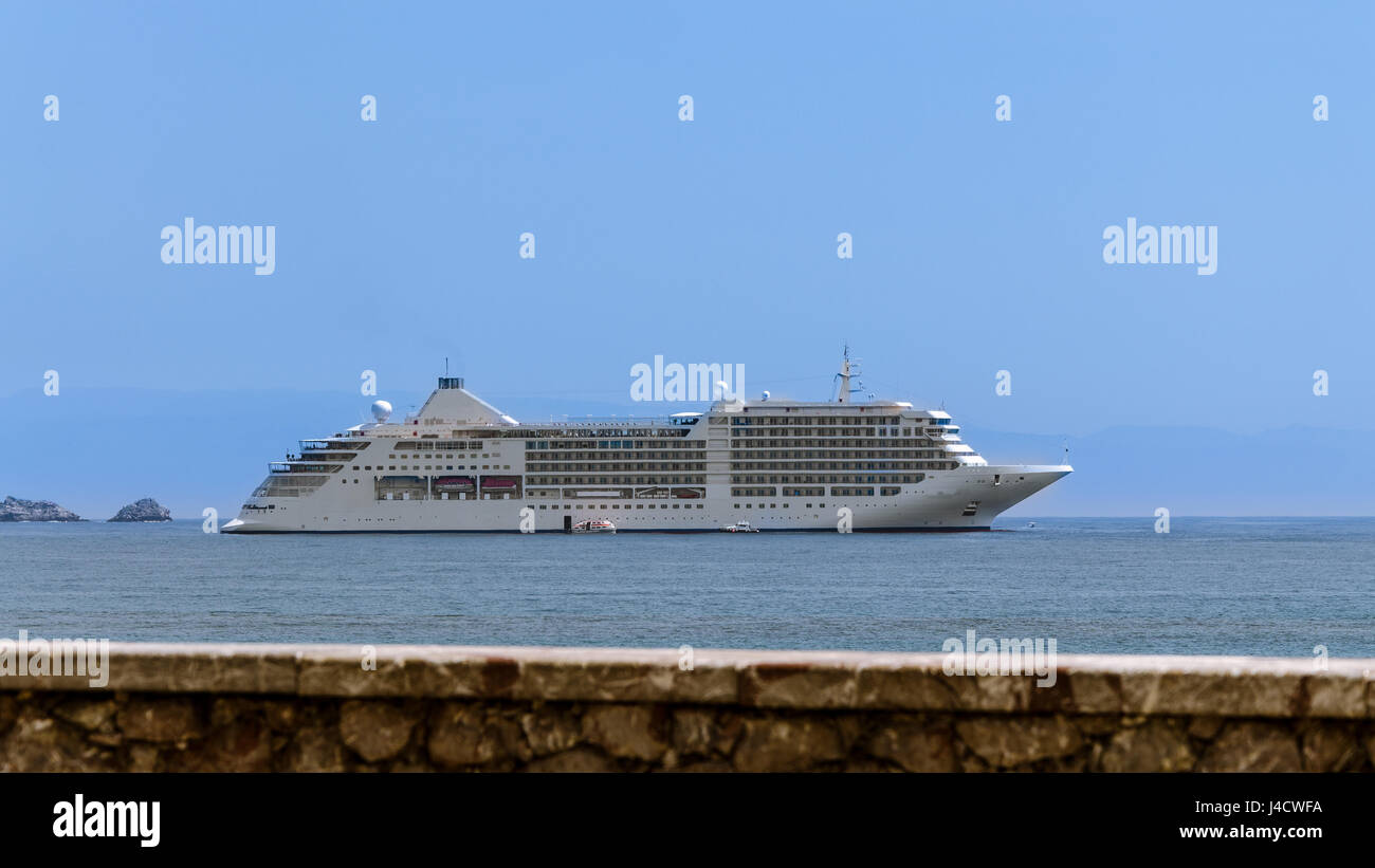 Nave da crociera ancorata al largo della Baia di Taormina (Italia Foto  stock - Alamy