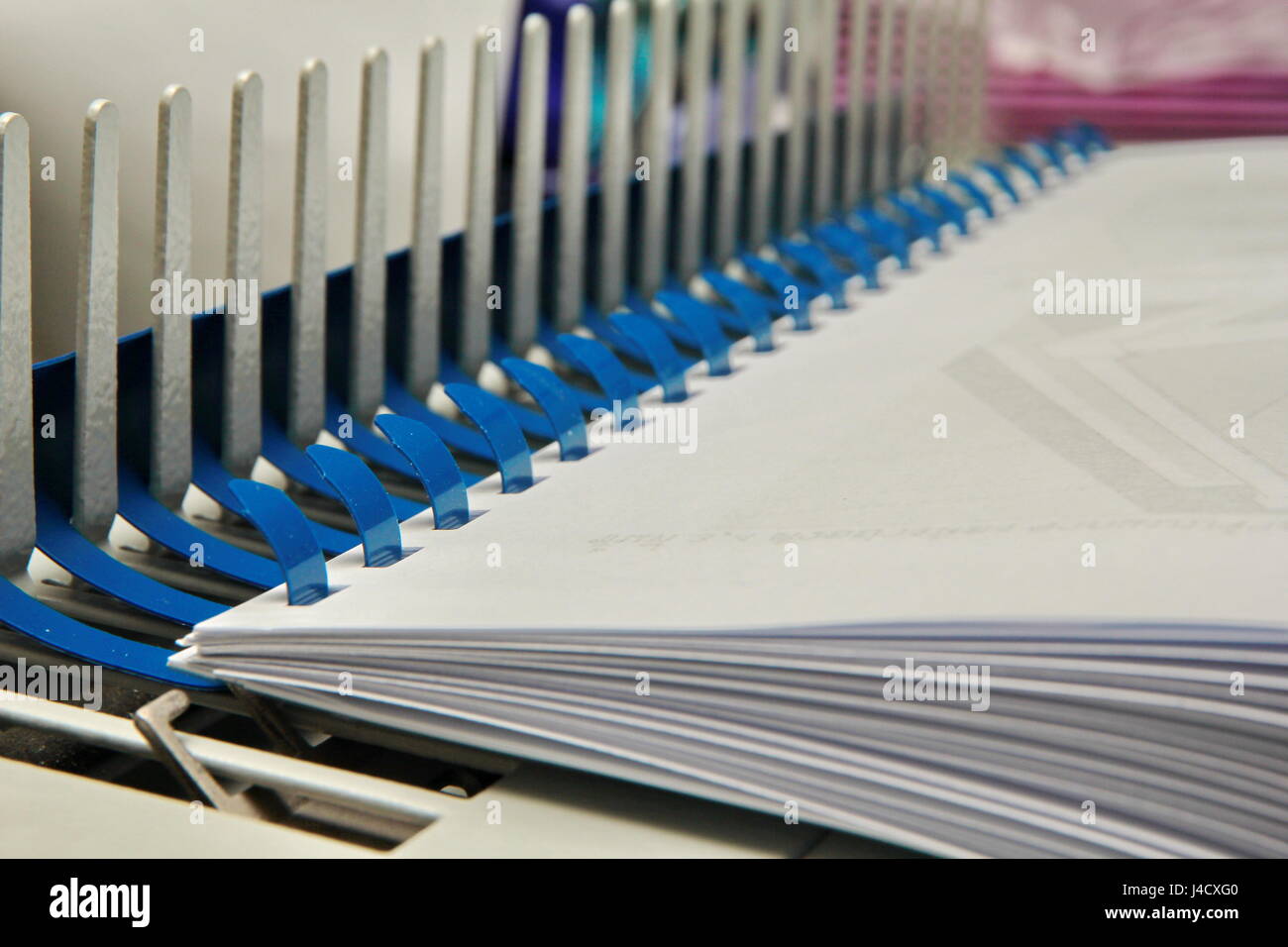 Documenti vincolanti con anello in plastica legante con rilegatura ad anelli  macchina per la preparazione di rapporto Foto stock - Alamy