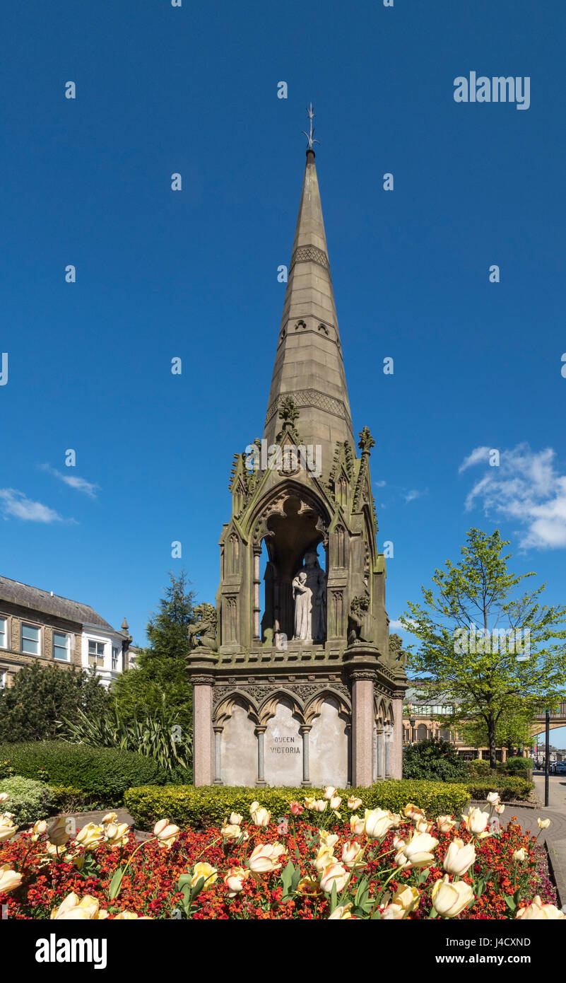 Statua della regina Victoria Eretta nella piazza della Stazione, Harrogate, Regno Unito, per commemorare il Giubileo d oro nel 1887 Foto Stock