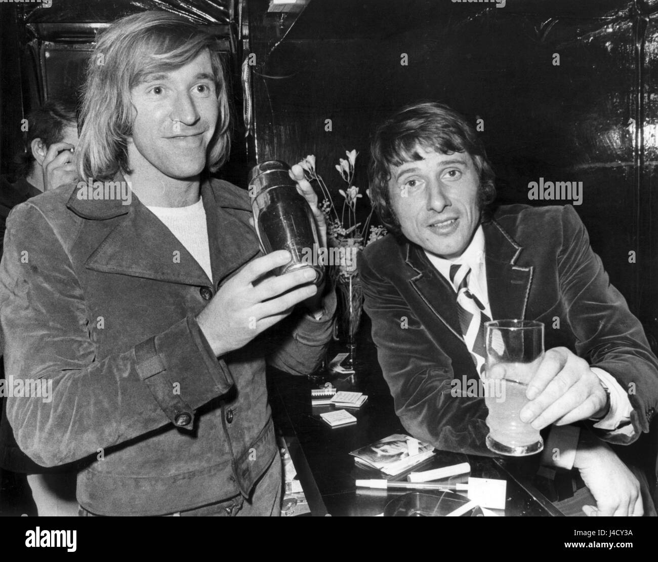 Scuderia bavarese capitano Guenter Netzer e cantante austriaco Udo Juergens (L-R) in corrispondenza di una discoteca in Moenchengladbach (Renania settentrionale-Vestfalia (Germania) il 26 febbraio 1972. | Utilizzo di tutto il mondo Foto Stock