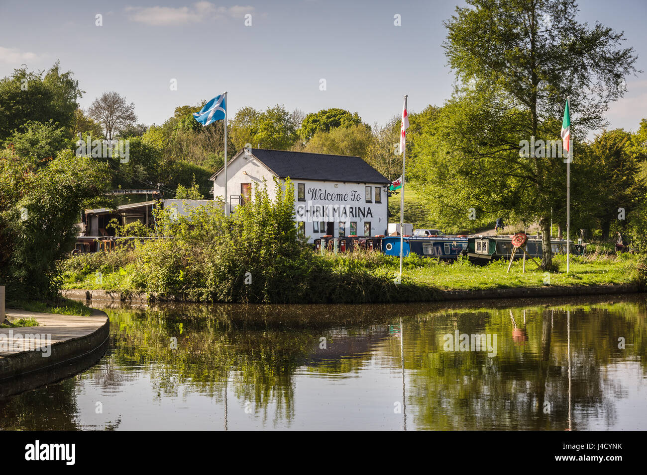 Chirk Marina con narrowboats ormeggiati fino a noleggio barca la riparazione al rifornimento e al centro di manutenzione sul Llangollen canal nel Galles del Nord Foto Stock