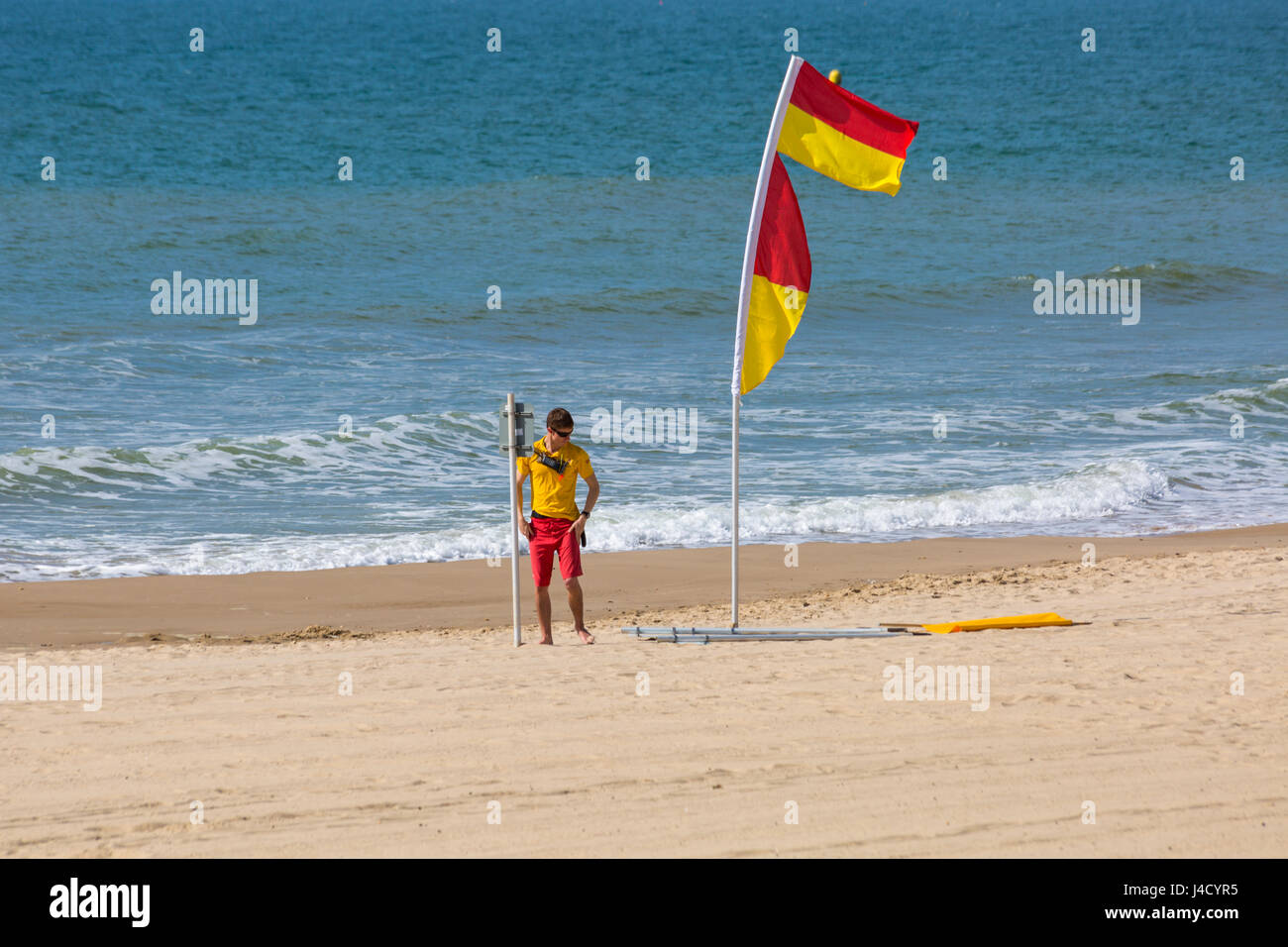 Bagnino RNLI la formatura di segni e di sicurezza sulla bandiera Bournemouth Beach nel Maggio Foto Stock