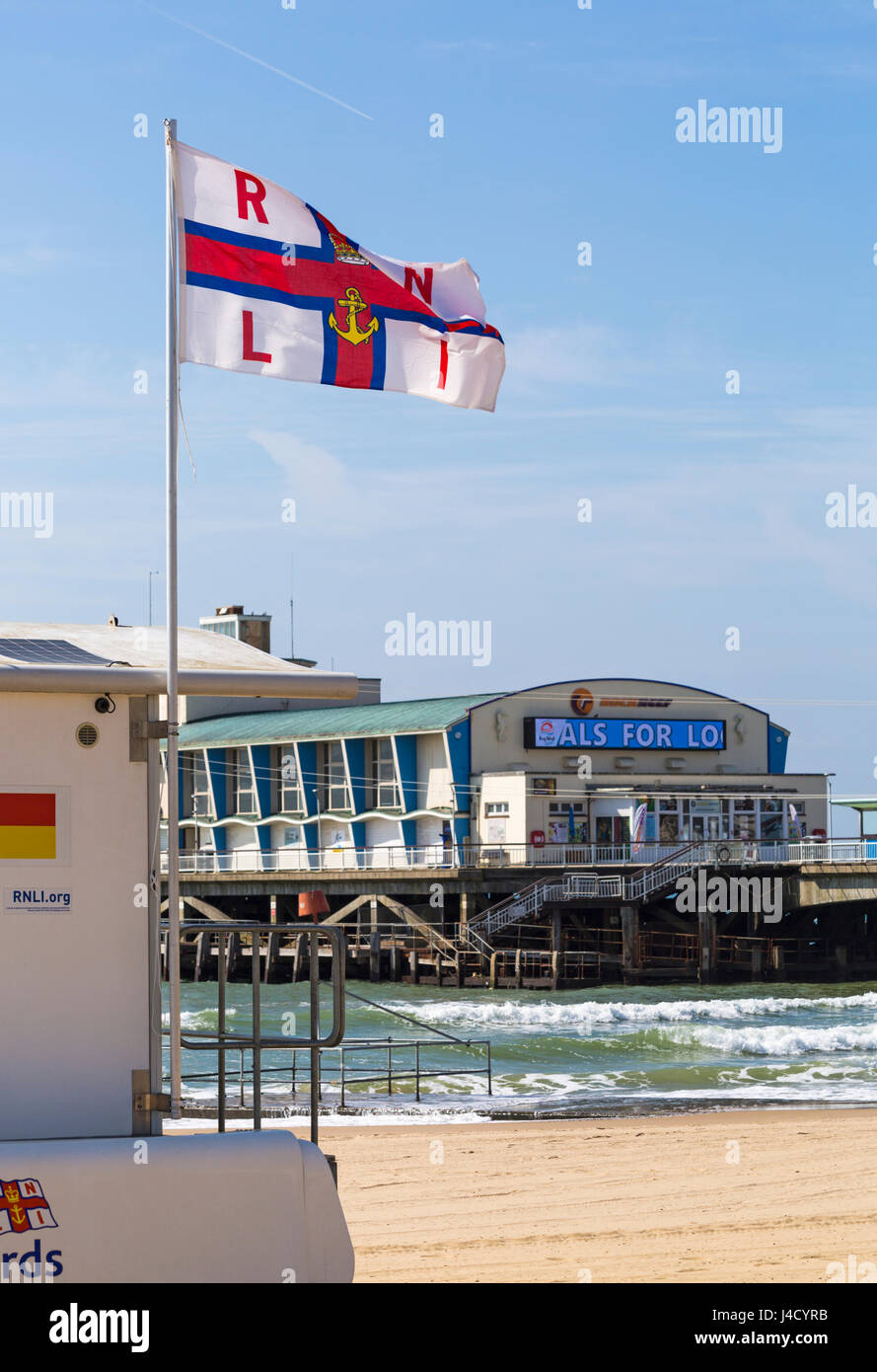 RNLI battenti bandiera a RNLI stazione bagnino sul Bournemouth Beach dal molo di Bournemouth nel Maggio Foto Stock