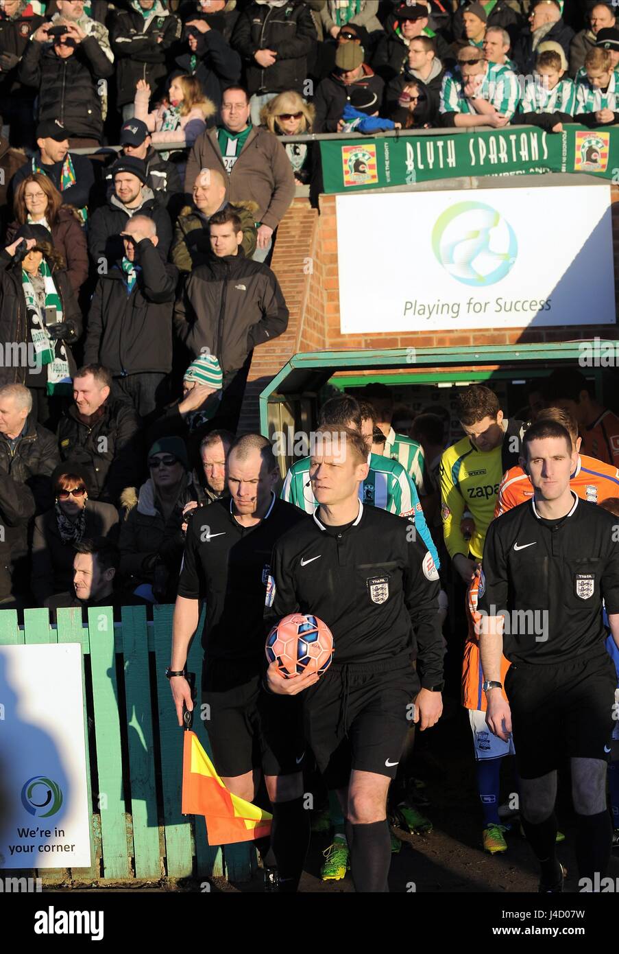 Squadre VENUTO FUORI DEL TUNNEL PER S BLYTH SPARTANS V BIRMINGHAM CI CROFT PARK BLYTH INGHILTERRA 03 Gennaio 2015 Foto Stock