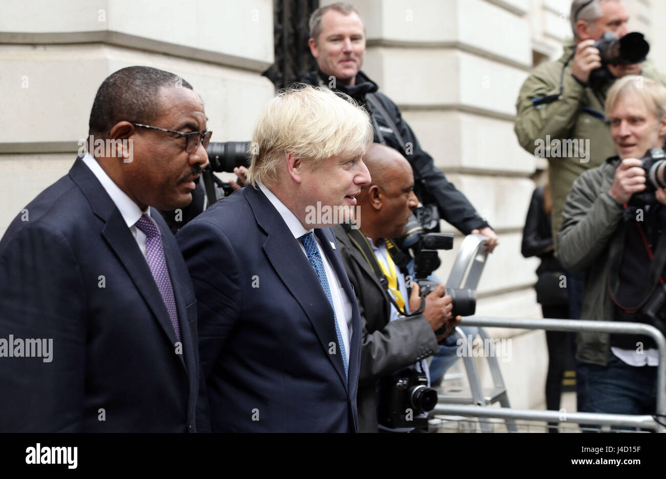 Ritrasmesso per correggere il nome e il titolo del primo ministro dell'Etiopia Segretario agli Esteri Boris Johnson ed etiopico il Primo Ministro Hailemariam Desalegn, arrivano a Downing Street, Londra. Foto Stock