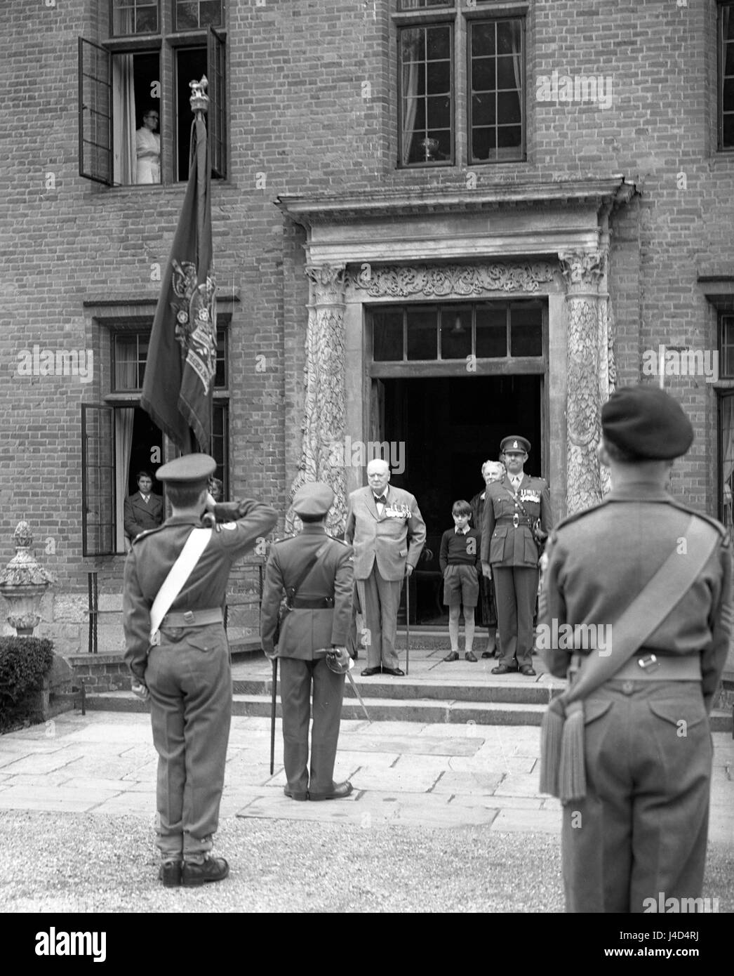 Sir Winston Churchill all'ingresso a casa sua a Chartwell House, Kent, come le Cinque porte battaglione del Royal Sussex reggimento parade. Sir Winston è colonnello onorario dell'esercito territoriale unità. Foto Stock