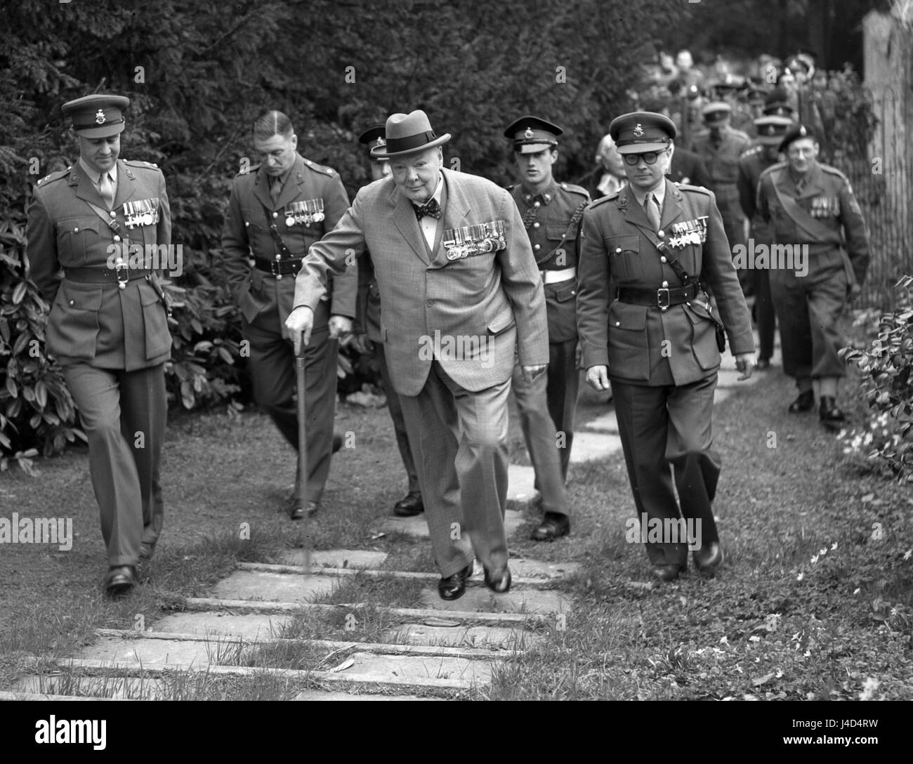 Sir Winston Churchill nella sua casa a Chartwell House, Kent, con le cinque porte battaglione del Royal Sussex reggimento. Sir Winston è colonnello onorario dell'esercito territoriale unità. Foto Stock